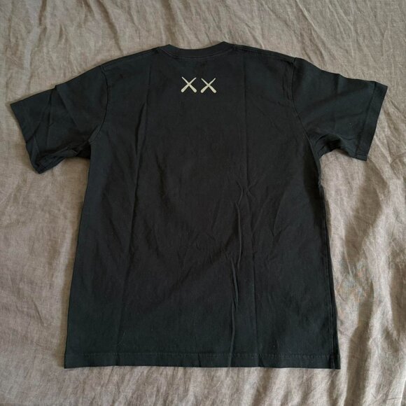 (US M Medium) KAWS x Uniqlo UT Short Sleeve Graphic T-shirt (US Sizing) Black - Picture 3 of 5